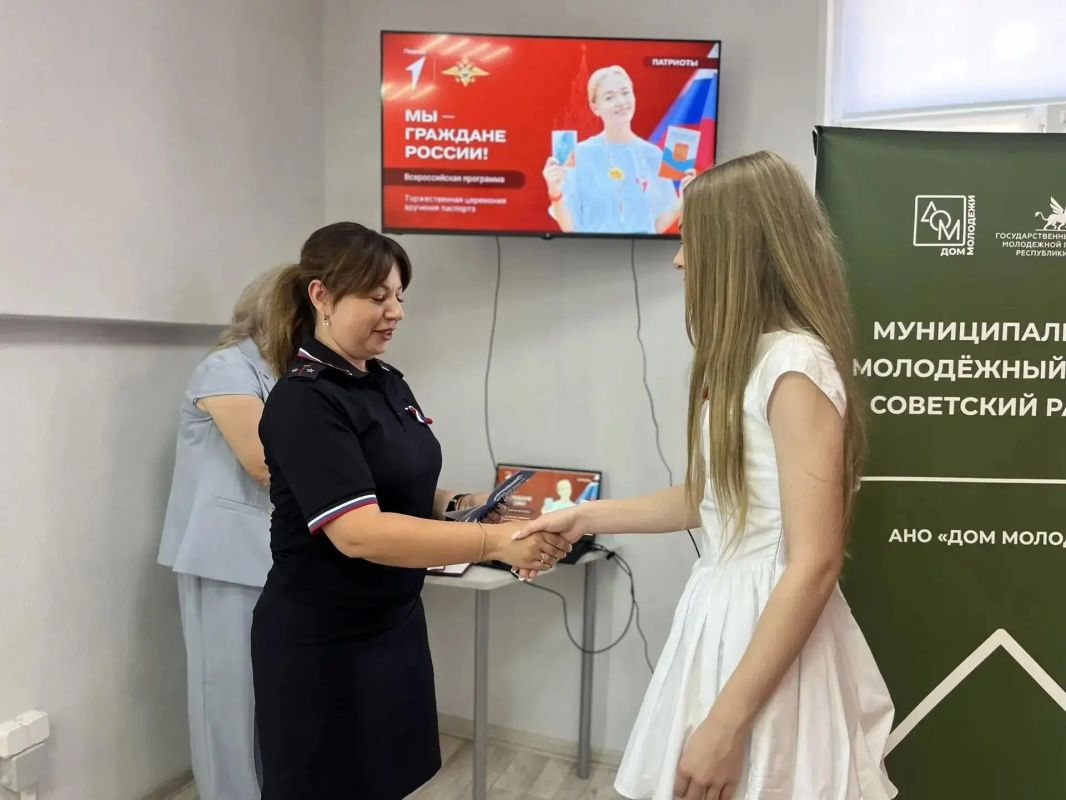 «Мы – граждане России». В Молодежном центре состоялась торжественная церемония вручения паспортов "Мы – граждане России", приуроченная к празднованию Дня Государственного флага Российской Федерации «Мы – граждане России». В Молодежном центре состоялась торжественная церемония вручения паспортов "Мы – граждане России", приуроченная к празднованию Дня Государственного флага Российской Федерации
