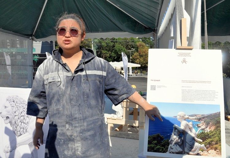 Создают скульптуры на глазах у зрителей: в Алупку превращают в музей под открытым небом Создают скульптуры на глазах у зрителей: в Алупку превращают в музей под открытым небом