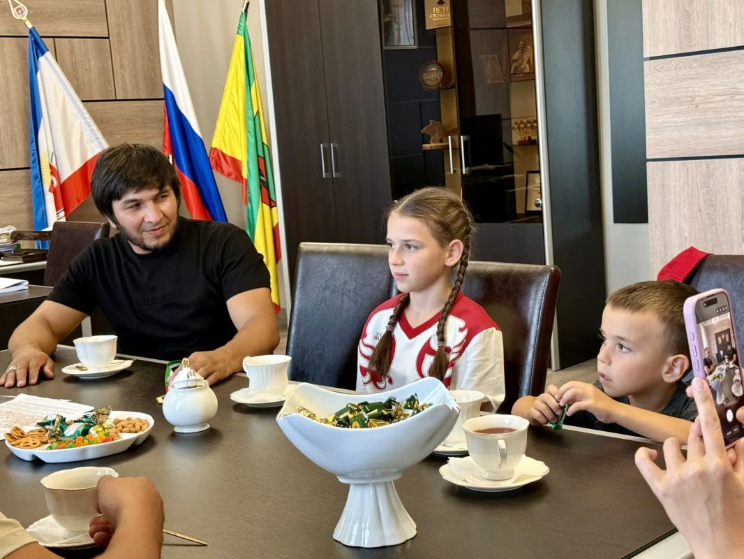Виталий Оганесян: Евпаторийские спортсмены не раз заявляли о себе на турнирах различного уровня, возвращаясь в родной город с кубками и медалями Виталий Оганесян: Евпаторийские спортсмены не раз заявляли о себе на турнирах различного уровня, возвращаясь в родной город с кубками и медалями