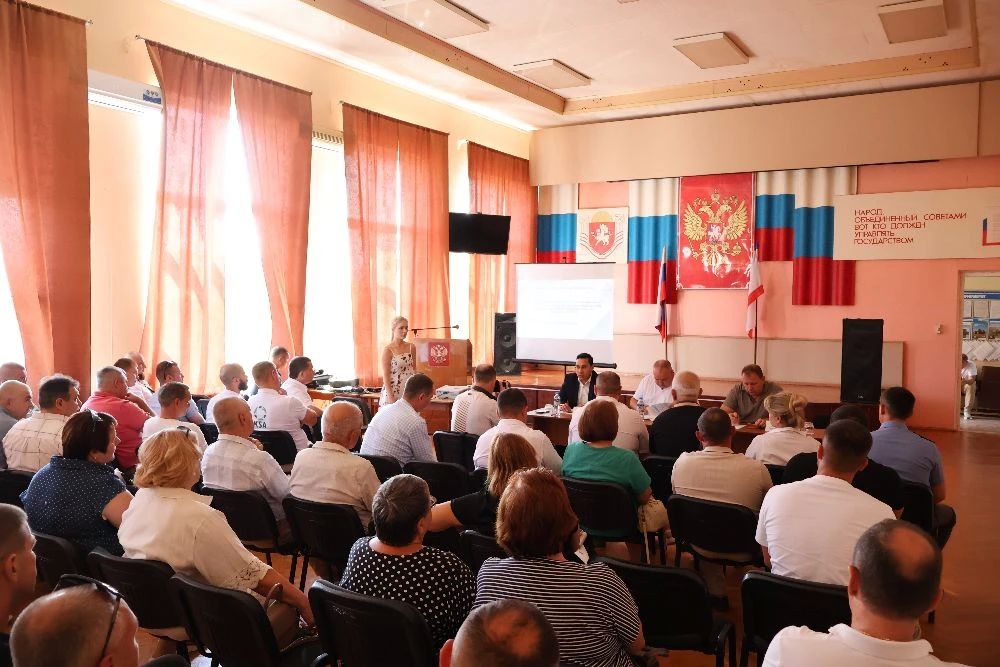 Вчера в Раздольненском районе состоялось рабочее совещание под руководством Министра сельского хозяйства Республики Крым Дениса Кратюка