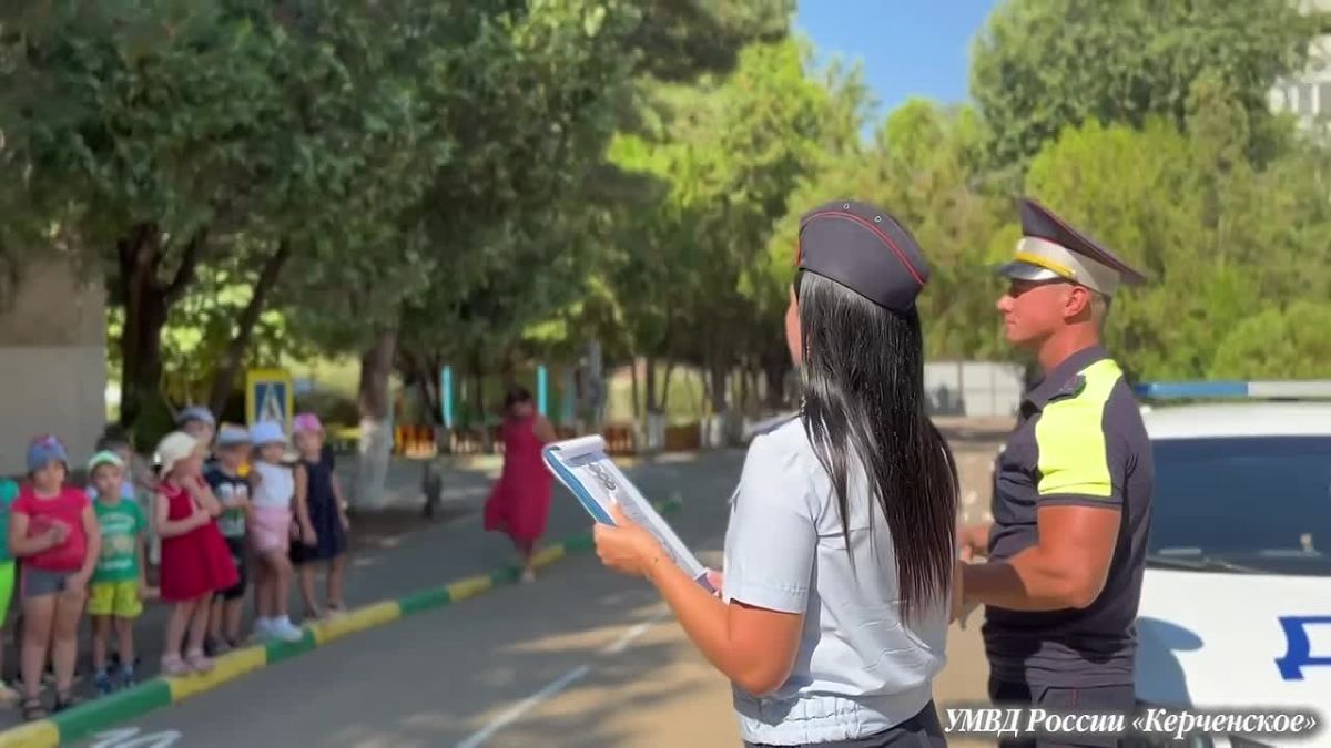 Безопасность с малых лет: керченские полицейские навестили воспитанников детского сада «Радуга»