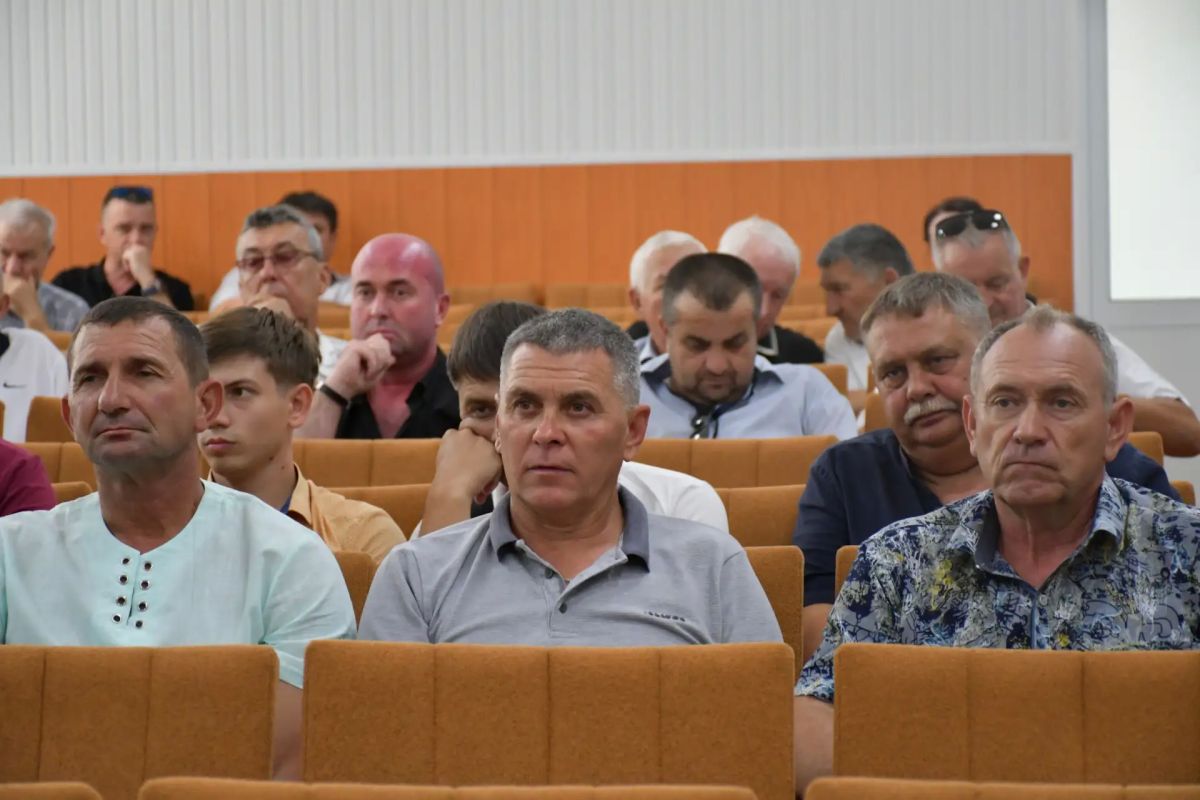 Василий Грабован: Коллеги, подводим итоги страды! В Красногвардейском районе прошло выездное совещание Минсельхоза Крыма под руководством министра Дениса Кратюка Василий Грабован: Коллеги, подводим итоги страды! В Красногвардейском районе прошло выездное совещание Минсельхоза Крыма под руководством министра Дениса Кратюка