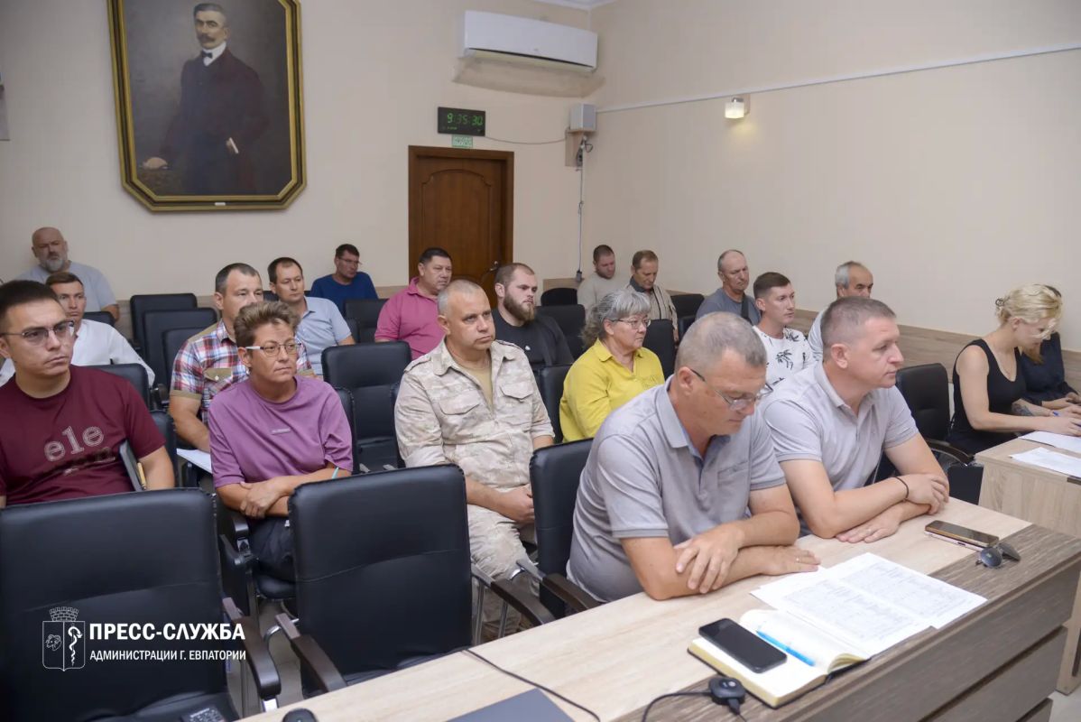 В Евпатории под председательством первого заместителя главы администрации Антона Новикова прошло еженедельное совещание с руководителями ресурсоснабжающих, коммунальных предприятий и управляющих компаний В Евпатории под председательством первого заместителя главы администрации Антона Новикова прошло еженедельное совещание с руководителями ресурсоснабжающих, коммунальных предприятий и управляющих компаний