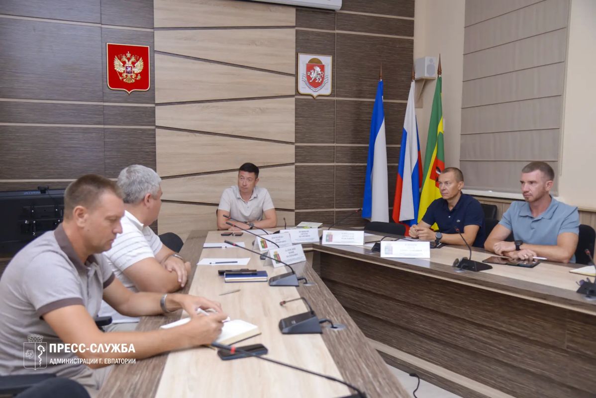 В Евпатории под председательством первого заместителя главы администрации Антона Новикова прошло еженедельное совещание с руководителями ресурсоснабжающих, коммунальных предприятий и управляющих компаний В Евпатории под председательством первого заместителя главы администрации Антона Новикова прошло еженедельное совещание с руководителями ресурсоснабжающих, коммунальных предприятий и управляющих компаний