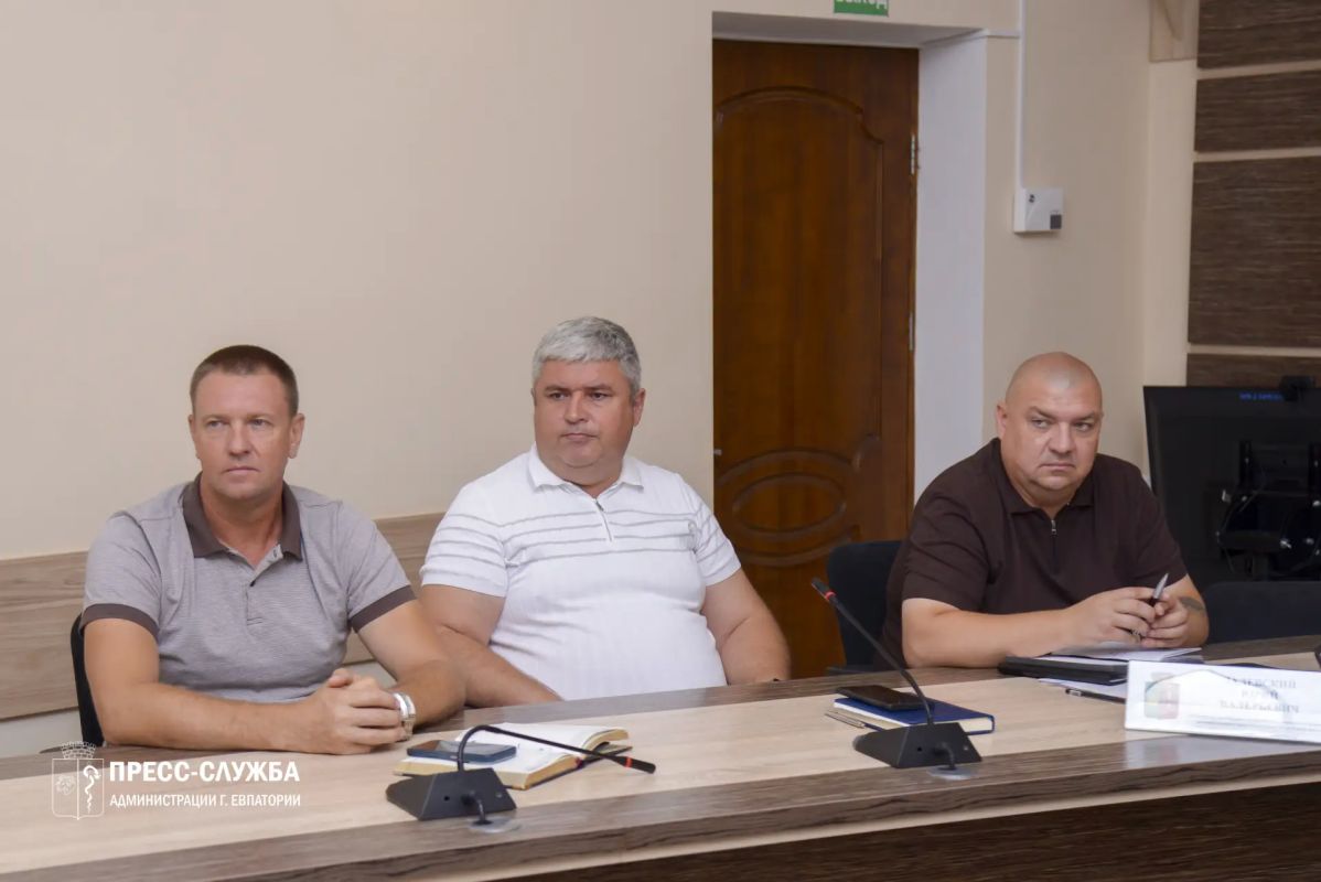 В Евпатории под председательством первого заместителя главы администрации Антона Новикова прошло еженедельное совещание с руководителями ресурсоснабжающих, коммунальных предприятий и управляющих компаний В Евпатории под председательством первого заместителя главы администрации Антона Новикова прошло еженедельное совещание с руководителями ресурсоснабжающих, коммунальных предприятий и управляющих компаний