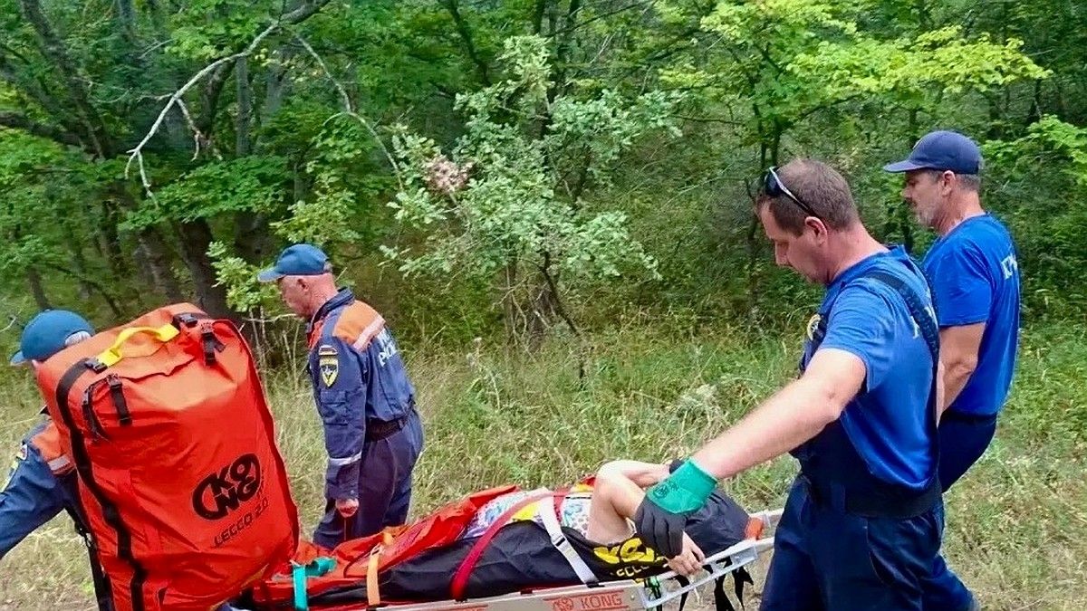 Спасатели эвакуировали женщину с травмой ноги в горах под Коктебелем