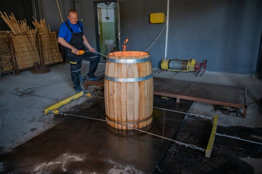 На севастопольском бондарном производстве наладили выпуск высокотехнологичных винных бочек из российского дуба для виноделен по всей стране На севастопольском бондарном производстве наладили выпуск высокотехнологичных винных бочек из российского дуба для виноделен по всей стране