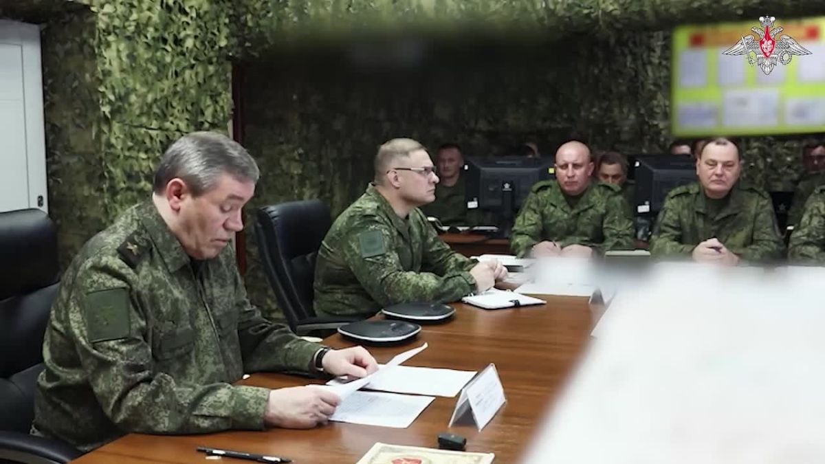 Наступление российских войск идет неснижающимися темпами на всех направлениях — Герасимов