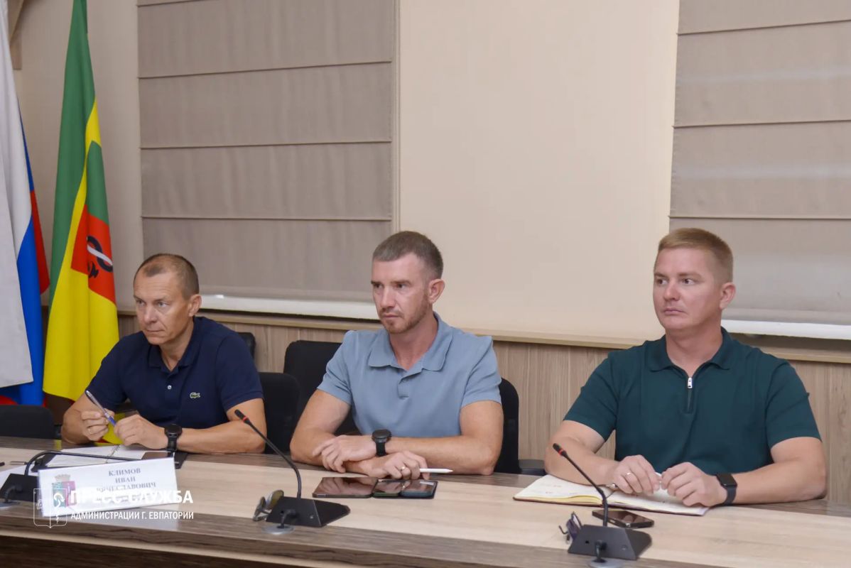 В Евпатории под председательством первого заместителя главы администрации Антона Новикова прошло еженедельное совещание с руководителями ресурсоснабжающих, коммунальных предприятий и управляющих компаний В Евпатории под председательством первого заместителя главы администрации Антона Новикова прошло еженедельное совещание с руководителями ресурсоснабжающих, коммунальных предприятий и управляющих компаний