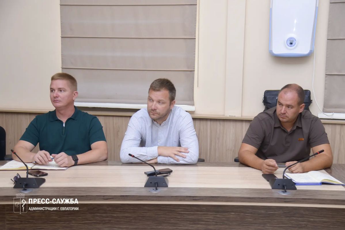 В Евпатории под председательством первого заместителя главы администрации Антона Новикова прошло еженедельное совещание с руководителями ресурсоснабжающих, коммунальных предприятий и управляющих компаний В Евпатории под председательством первого заместителя главы администрации Антона Новикова прошло еженедельное совещание с руководителями ресурсоснабжающих, коммунальных предприятий и управляющих компаний