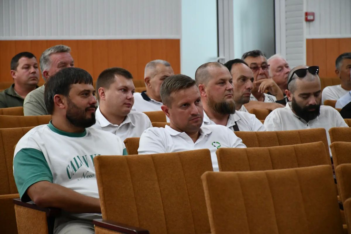 Василий Грабован: Коллеги, подводим итоги страды! В Красногвардейском районе прошло выездное совещание Минсельхоза Крыма под руководством министра Дениса Кратюка Василий Грабован: Коллеги, подводим итоги страды! В Красногвардейском районе прошло выездное совещание Минсельхоза Крыма под руководством министра Дениса Кратюка