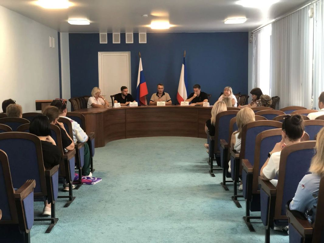 Сегодня в администрации города под руководством главы администрации Олега Бурлаки прошло выездное мероприятие - менторская гостиная «Антикризисный навигатор: защита и поддержка бизнеса»