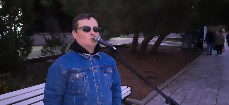 «Обернитесь, я здесь»: слепой двойник Меладзе из Симферополя покорил всех голосом «Обернитесь, я здесь»: слепой двойник Меладзе из Симферополя покорил всех голосом