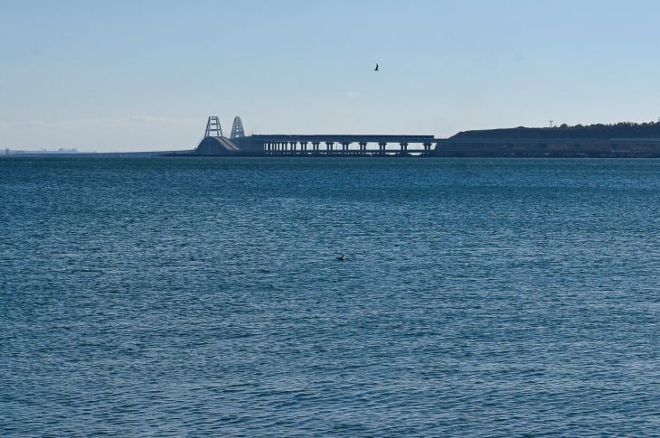300 авто стоят в очереди перед Крымским мостом