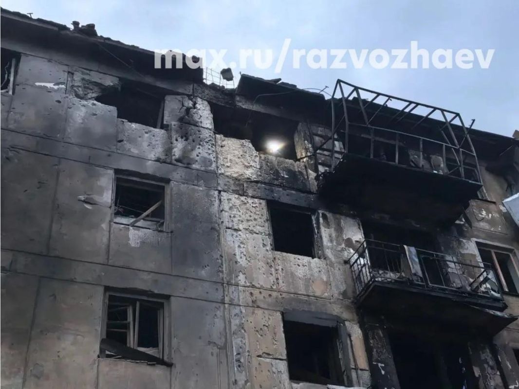 В Севастополе беспилотник влетел в пятиэтажку - людей эвакуировали В Севастополе беспилотник влетел в пятиэтажку - людей эвакуировали