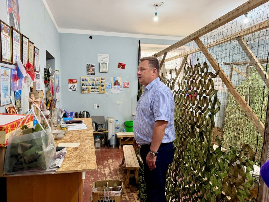 Юрий Нестеренко: Труженицы центра плетения сетей «Звезда» заслуженно гордятся большим перечнем благодарностей от наших бойцов и различных подразделений Юрий Нестеренко: Труженицы центра плетения сетей «Звезда» заслуженно гордятся большим перечнем благодарностей от наших бойцов и различных подразделений