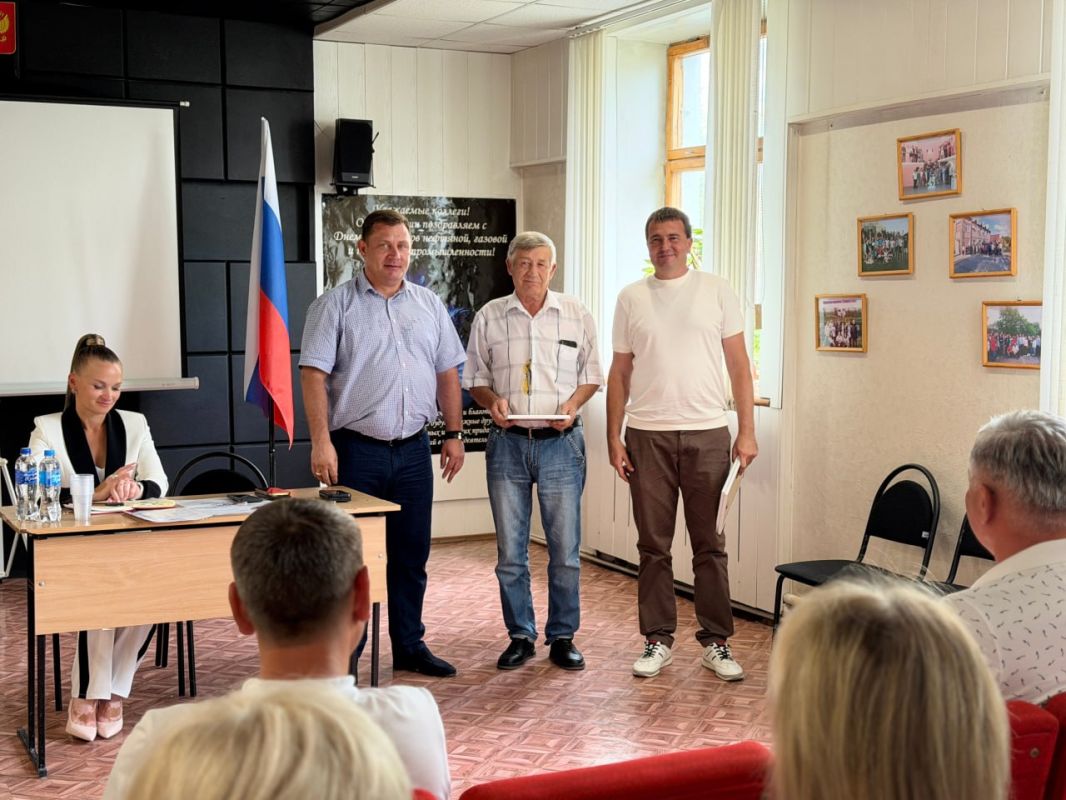 Юрий Нестеренко: Труженицы центра плетения сетей «Звезда» заслуженно гордятся большим перечнем благодарностей от наших бойцов и различных подразделений Юрий Нестеренко: Труженицы центра плетения сетей «Звезда» заслуженно гордятся большим перечнем благодарностей от наших бойцов и различных подразделений