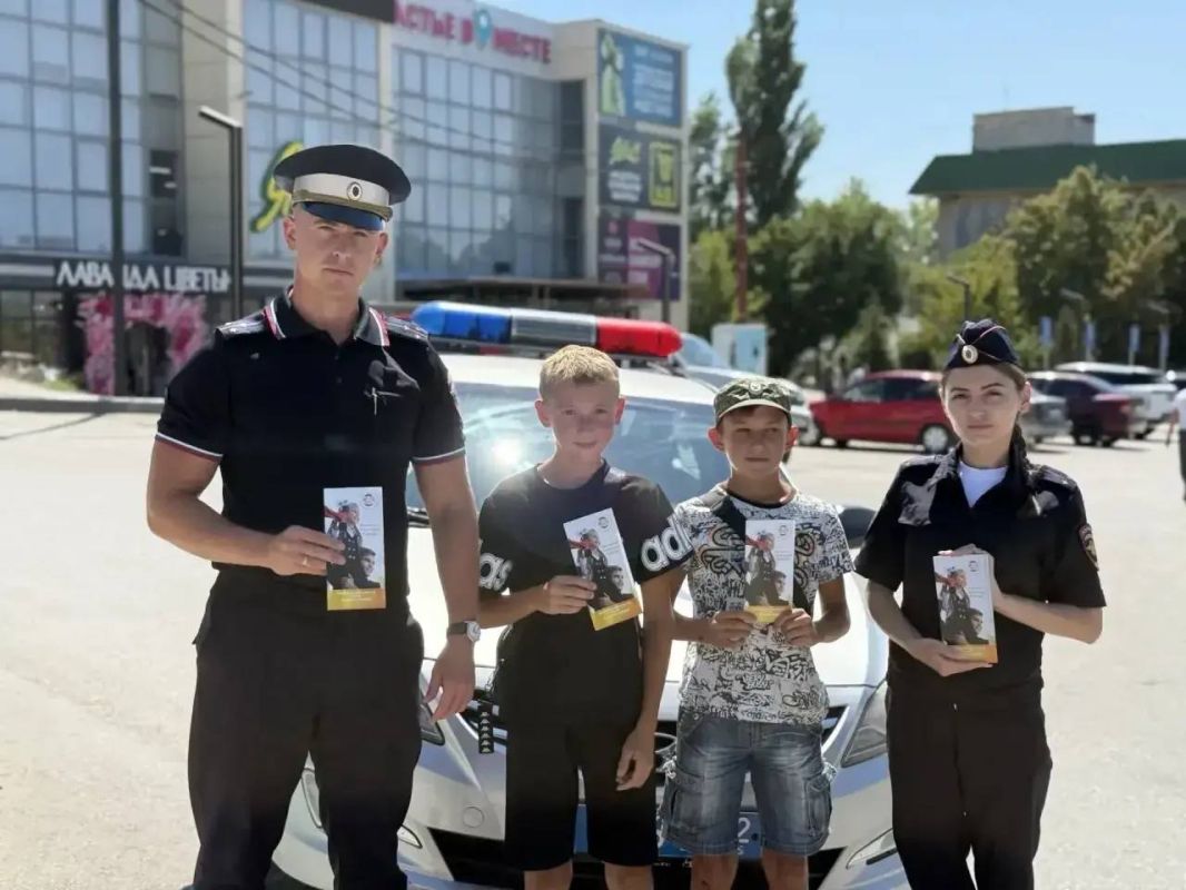 «Знай! Помни! Соблюдай!»: В Бахчисарае автоинспекторы напомнили детям о ПДД перед школой «Знай! Помни! Соблюдай!»: В Бахчисарае автоинспекторы напомнили детям о ПДД перед школой