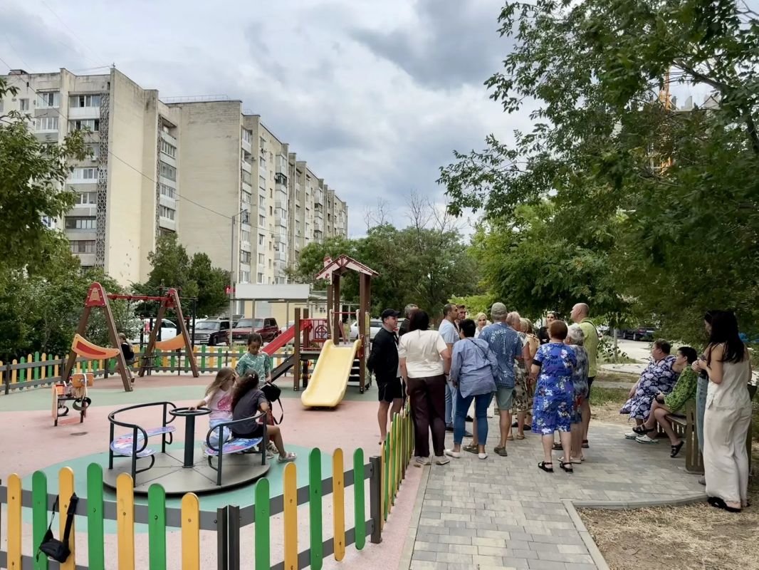 Виталий Оганесян: Сегодня вместе с депутатом городского совета Светланой Павицкой, представителями управляющих компаний и департамента городского хозяйства встретились с жильцами многоквартирных домов 115 и 117 на улице...