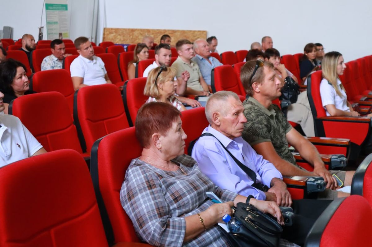 Дмитрий Чумаков: Накануне на площадке администрации Белогорского района состоялось кустовое совещание с сельхозтоваропроизводителями Белогорского, Кировского и Ленинского районов под председательством министра сельского... Дмитрий Чумаков: Накануне на площадке администрации Белогорского района состоялось кустовое совещание с сельхозтоваропроизводителями Белогорского, Кировского и Ленинского районов под председательством министра сельского...