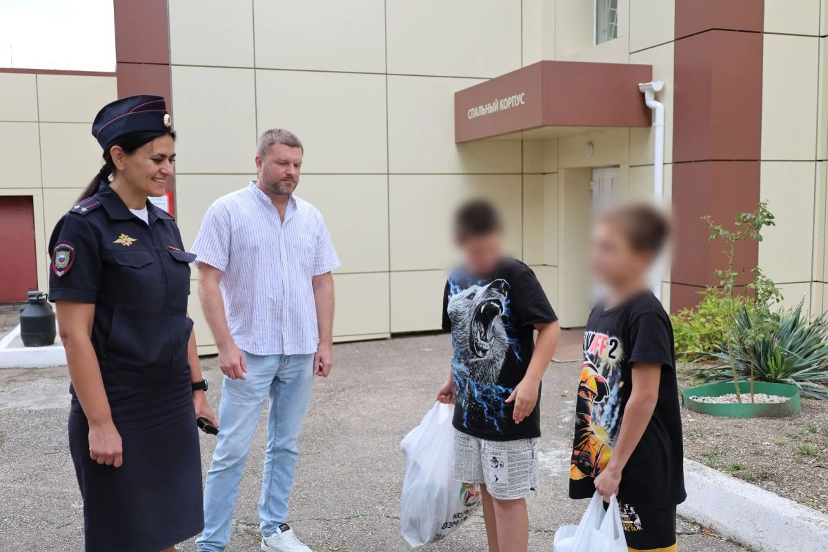 Тёплые поздравления и подарки: полицейские Крыма совместно с общественниками поддержали ребят в рамках акции «Помоги пойти учиться» Тёплые поздравления и подарки: полицейские Крыма совместно с общественниками поддержали ребят в рамках акции «Помоги пойти учиться»