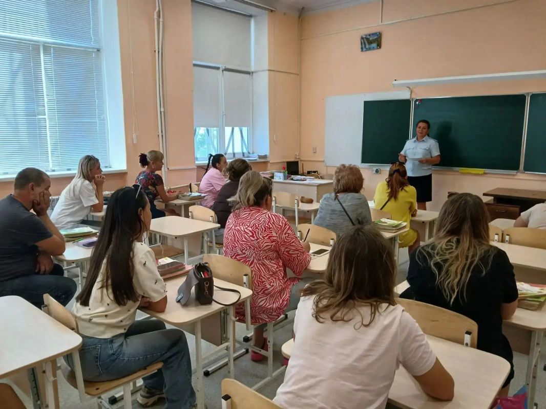 В преддверии Дня знаний керченские транспортные полицейские провели родительские собрания по безопасности на ж/д объектах В преддверии Дня знаний керченские транспортные полицейские провели родительские собрания по безопасности на ж/д объектах