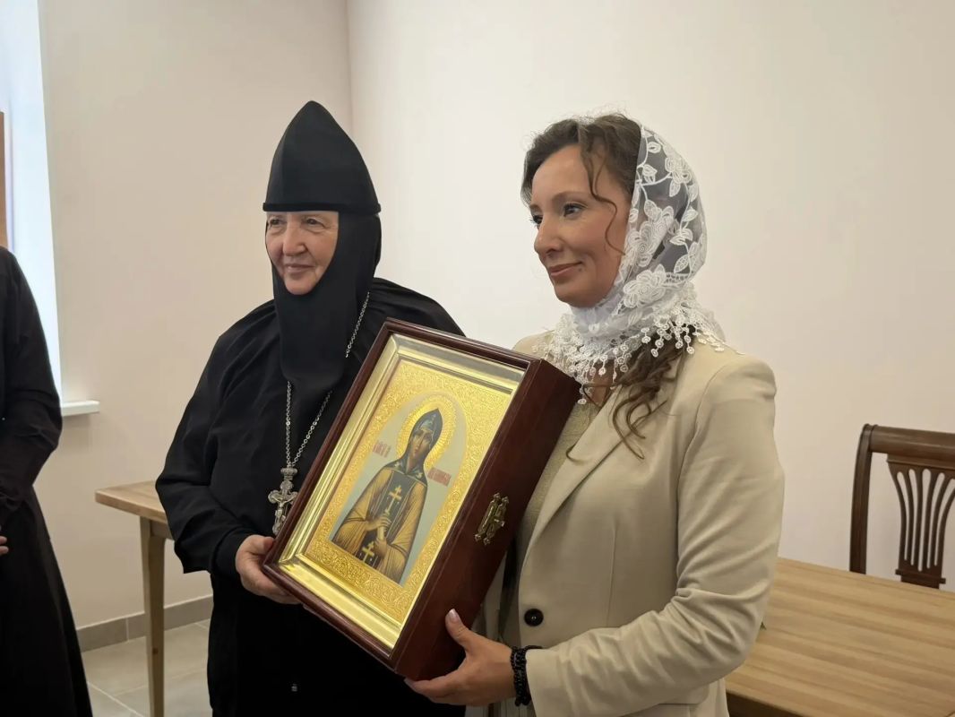 Анна Кузнецова: Наш день начался со службы в храме Свято-Алексиевского женского монастыря, молебна, посвященного началу нового учебного года Анна Кузнецова: Наш день начался со службы в храме Свято-Алексиевского женского монастыря, молебна, посвященного началу нового учебного года