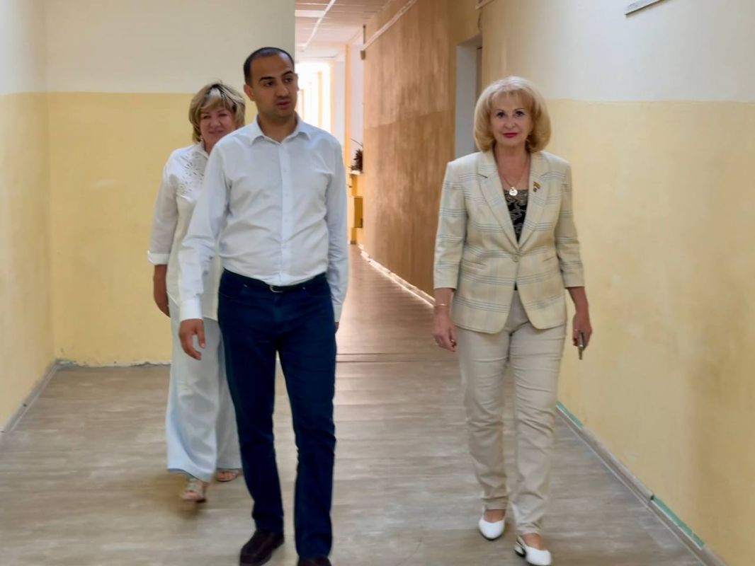 Виталий Оганесян: Сегодня с начальником управления образования города Валентиной Жеребец посетили школы №1 и 17 Виталий Оганесян: Сегодня с начальником управления образования города Валентиной Жеребец посетили школы №1 и 17