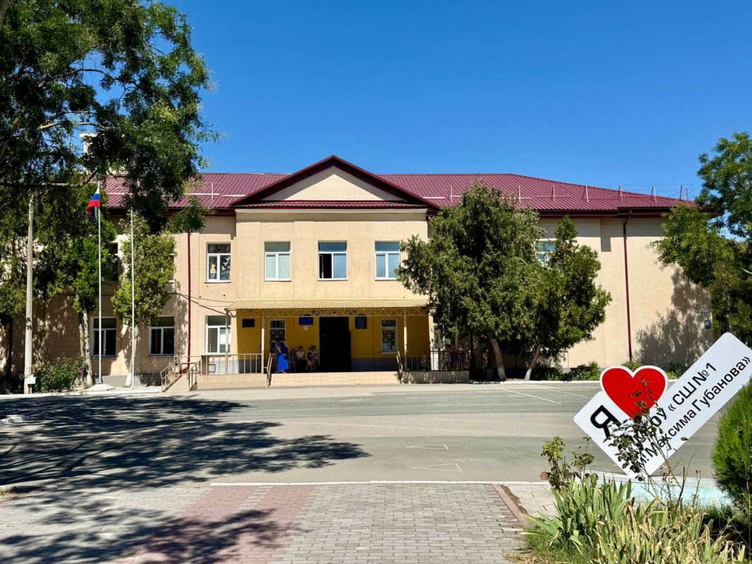 Виталий Оганесян: Сегодня с начальником управления образования города Валентиной Жеребец посетили школы №1 и 17