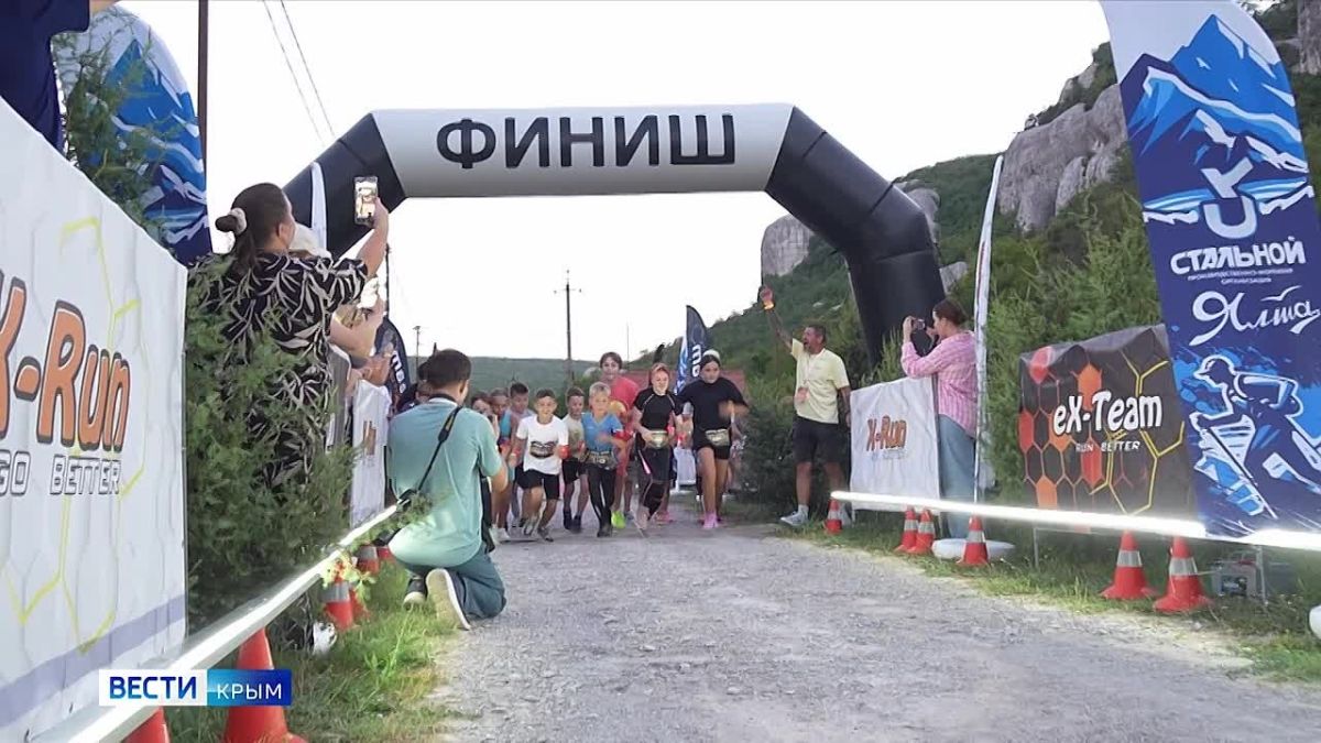 Бегом сквозь темноту: в Крыму прошёл ночной трейл-марафон в окрестностях пещерного города Эски-Кермен