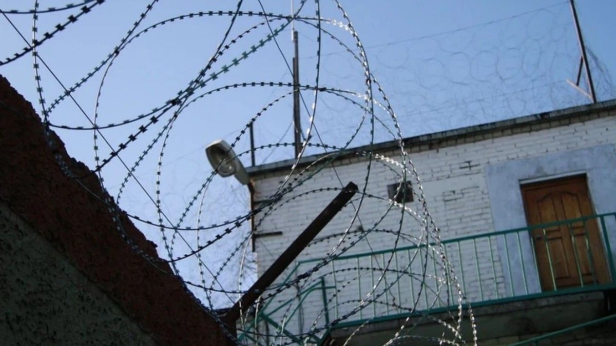 В Сакском районе мужчина до смерти избил знакомого табуретом: его посадили на восемь лет