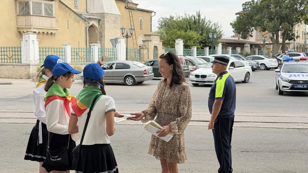 В Евпатории прошла акция «Водитель, внимание, тормози заранее!» В Евпатории прошла акция «Водитель, внимание, тормози заранее!»