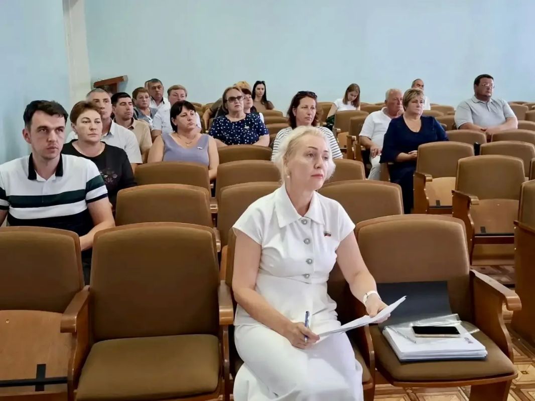 В Советском районе провела встречу с депутатами районного совета совместно с Александром Харламовым и Викторией Грицай В Советском районе провела встречу с депутатами районного совета совместно с Александром Харламовым и Викторией Грицай