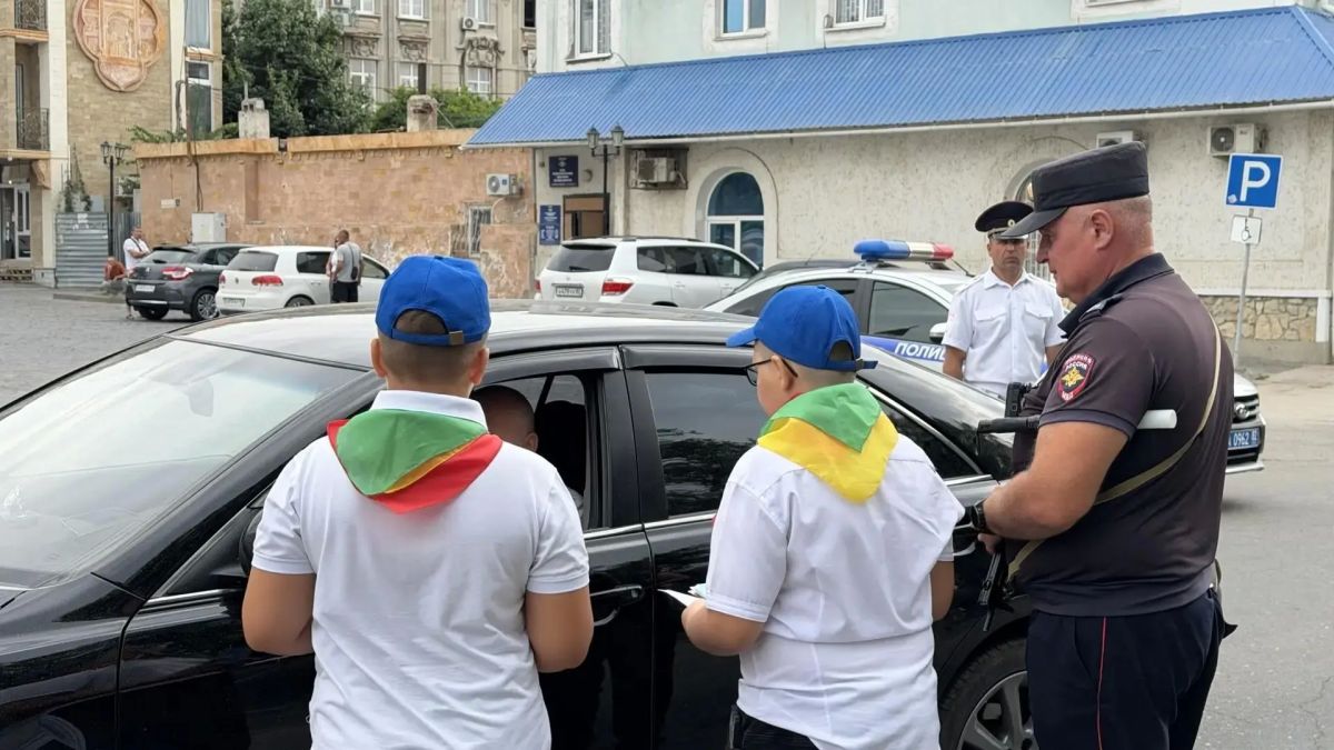 В Евпатории прошла акция «Водитель, внимание, тормози заранее!» В Евпатории прошла акция «Водитель, внимание, тормози заранее!»