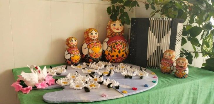 Картонный баян и ромашковое поле – арт-терапия для возрастных крымчан