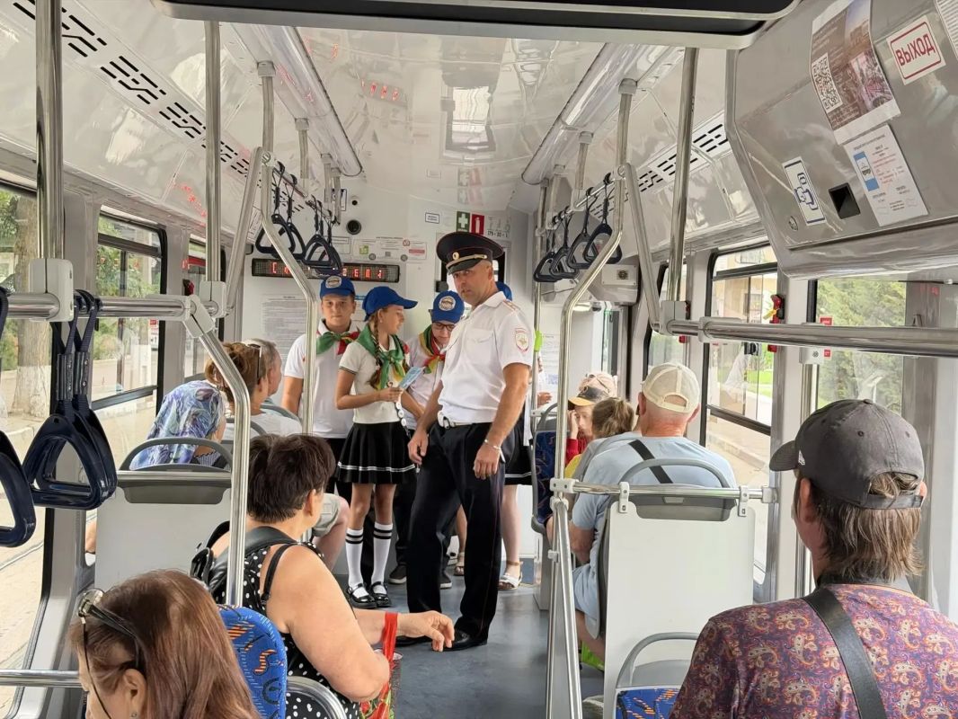 В Евпатории прошла акция «Водитель, внимание, тормози заранее!» В Евпатории прошла акция «Водитель, внимание, тормози заранее!»