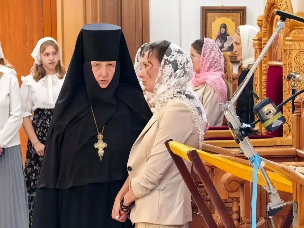 Анна Кузнецова: Наш день начался со службы в храме Свято-Алексиевского женского монастыря, молебна, посвященного началу нового учебного года Анна Кузнецова: Наш день начался со службы в храме Свято-Алексиевского женского монастыря, молебна, посвященного началу нового учебного года