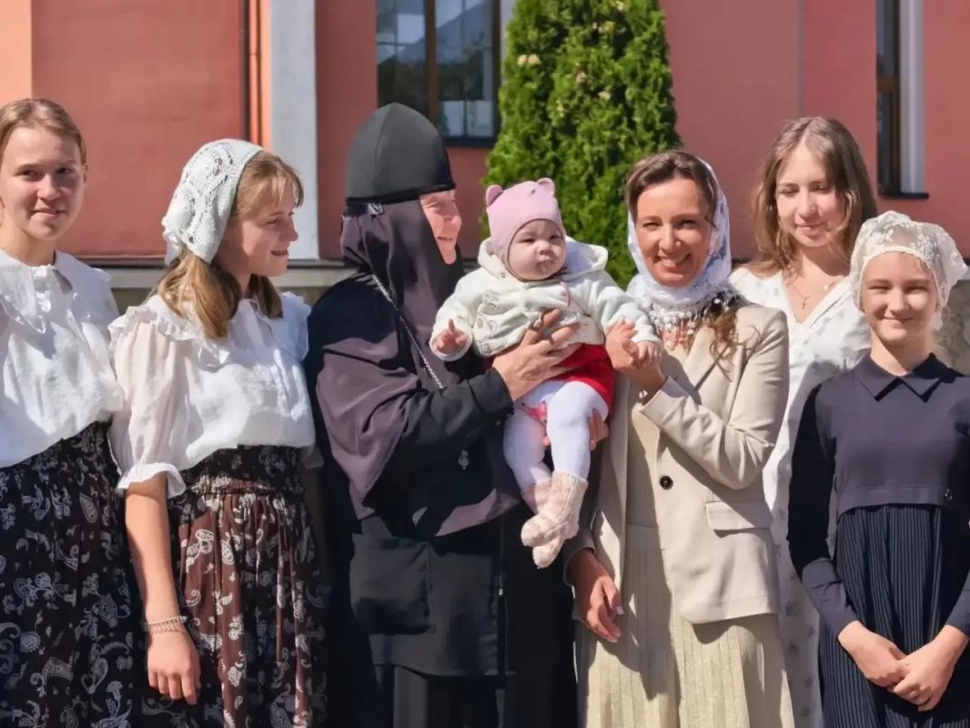 Анна Кузнецова: Наш день начался со службы в храме Свято-Алексиевского женского монастыря, молебна, посвященного началу нового учебного года Анна Кузнецова: Наш день начался со службы в храме Свято-Алексиевского женского монастыря, молебна, посвященного началу нового учебного года