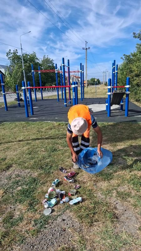 Делаем город комфортнее. Уборка городских территорий ведется ежедневно, без перерывов и выходных Делаем город комфортнее. Уборка городских территорий ведется ежедневно, без перерывов и выходных
