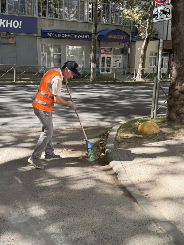Делаем город комфортнее. Уборка городских территорий ведется ежедневно, без перерывов и выходных Делаем город комфортнее. Уборка городских территорий ведется ежедневно, без перерывов и выходных