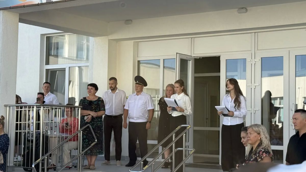 Врио начальника Севастопольской Госавтоинспекции поздравил школьников с началом учебного года и напомнил о важности соблюдения ПДД РФ Врио начальника Севастопольской Госавтоинспекции поздравил школьников с началом учебного года и напомнил о важности соблюдения ПДД РФ