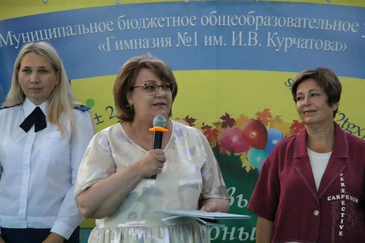 Елена Романовская поздравила учеников и педагогов гимназии № 1 имени И.В. Курчатова с Днем знаний Елена Романовская поздравила учеников и педагогов гимназии № 1 имени И.В. Курчатова с Днем знаний