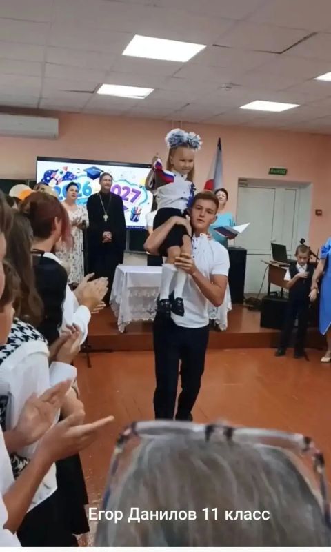Дорогие друзья!. Министерство юстиции Республики Крым поздравляет всех вас с Днем знаний! Сегодня особенный день не только для школьников, но и для каждого из нас Дорогие друзья!. Министерство юстиции Республики Крым поздравляет всех вас с Днем знаний! Сегодня особенный день не только для школьников, но и для каждого из нас