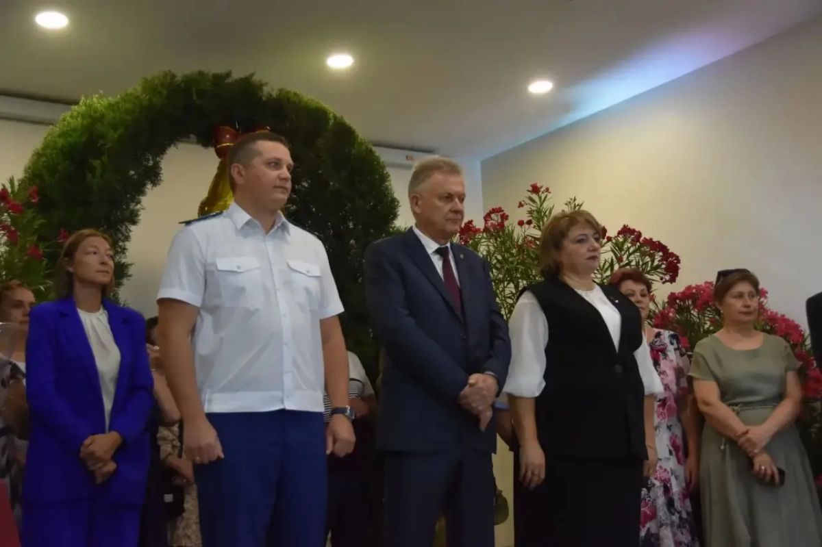 Заместитель прокурора Республики Крым Леонид Селивёрстов принял участие в торжественной линейке, посвященной Дню знаний в средней общеобразовательной школе № 7 им. А.В. Мокроусова с углубленным изучением английского языка в...