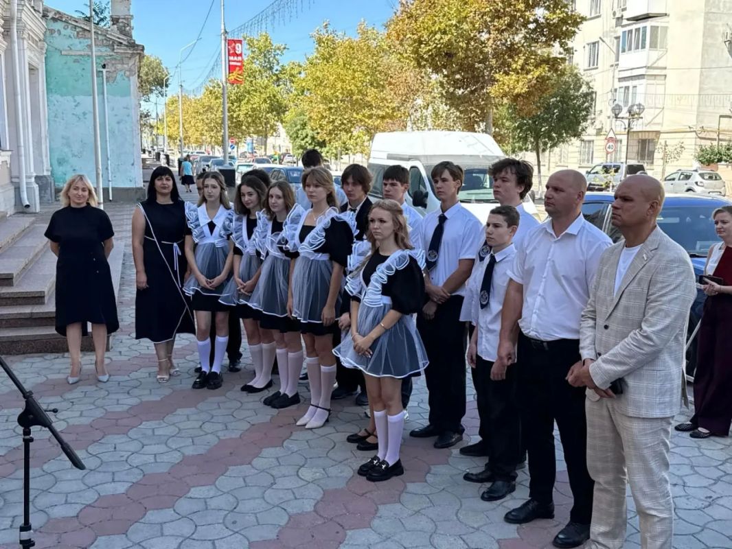 В Керчи открыли памятную доску в честь старинной торговой школы В Керчи открыли памятную доску в честь старинной торговой школы