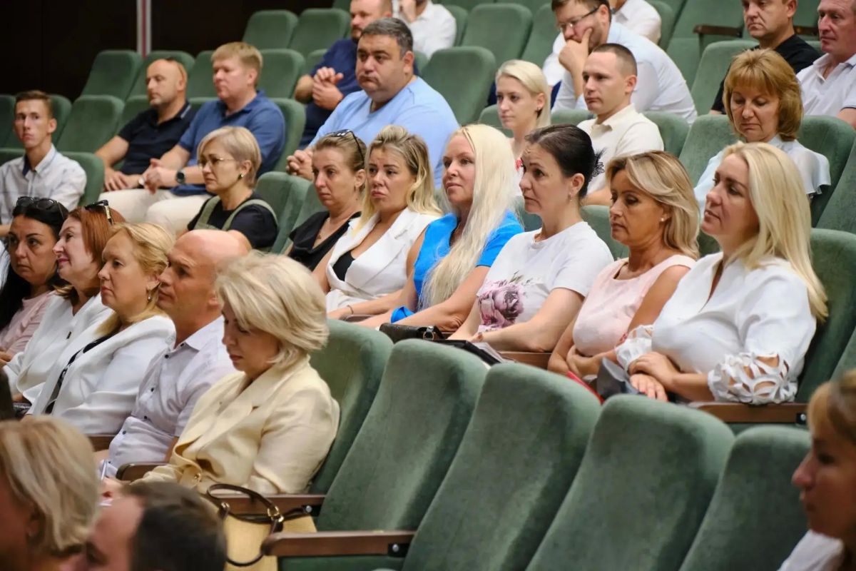 Под руководством заместителя Председателя Совета министров Республики Крым — министра внутренней политики, информации и связи, курирующего Ялту, Альберта Куршутова и председателя Ялтинского городского совета Константина... Под руководством заместителя Председателя Совета министров Республики Крым — министра внутренней политики, информации и связи, курирующего Ялту, Альберта Куршутова и председателя Ялтинского городского совета Константина...
