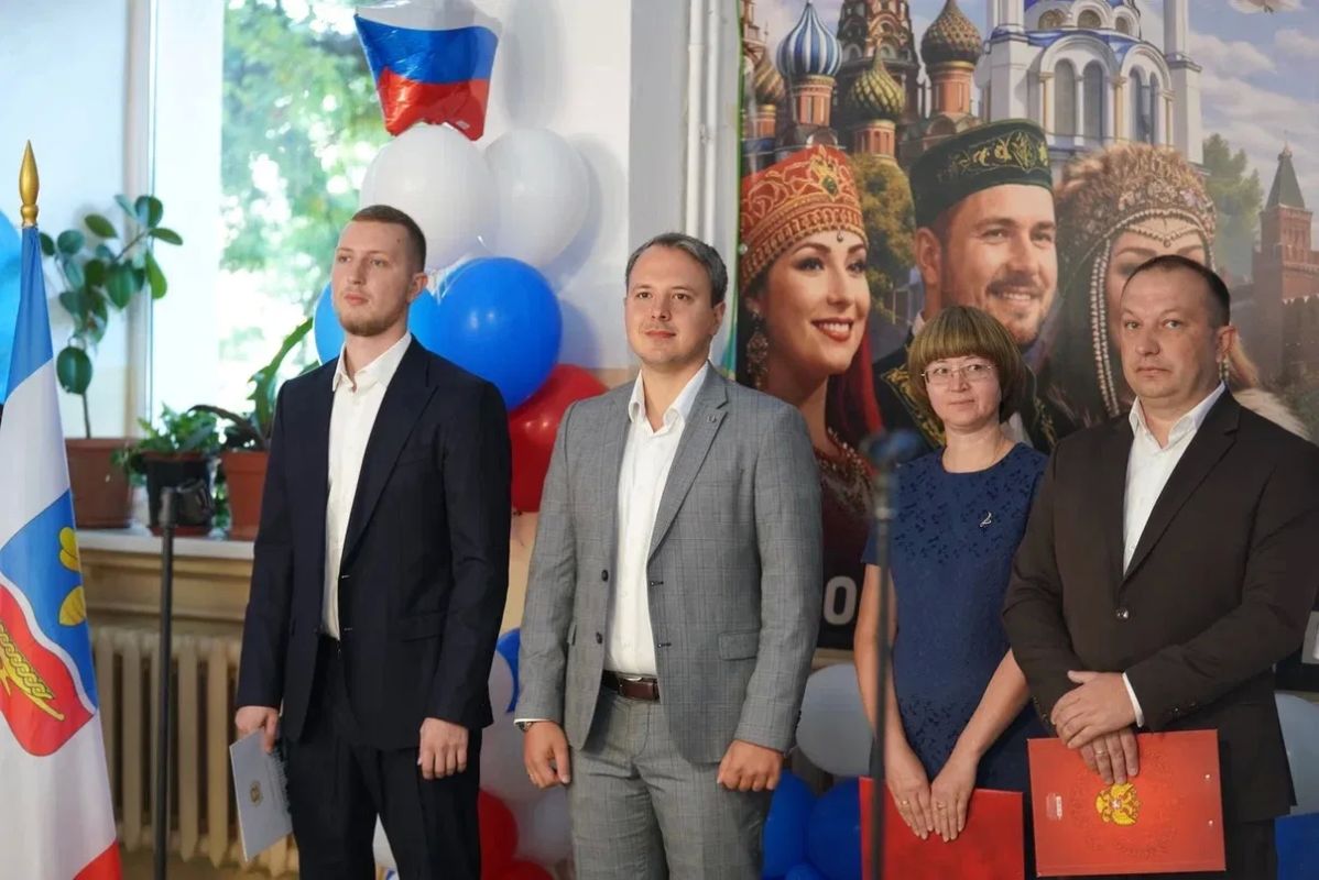 День знаний в Симферополе. 1 сентября председатель Государственного комитета молодёжной политики Республики Крым Алексей Зинченко побывал в Средней общеобразовательной школе №5 имени 85-го АСП и Крымском университете... День знаний в Симферополе. 1 сентября председатель Государственного комитета молодёжной политики Республики Крым Алексей Зинченко побывал в Средней общеобразовательной школе №5 имени 85-го АСП и Крымском университете...