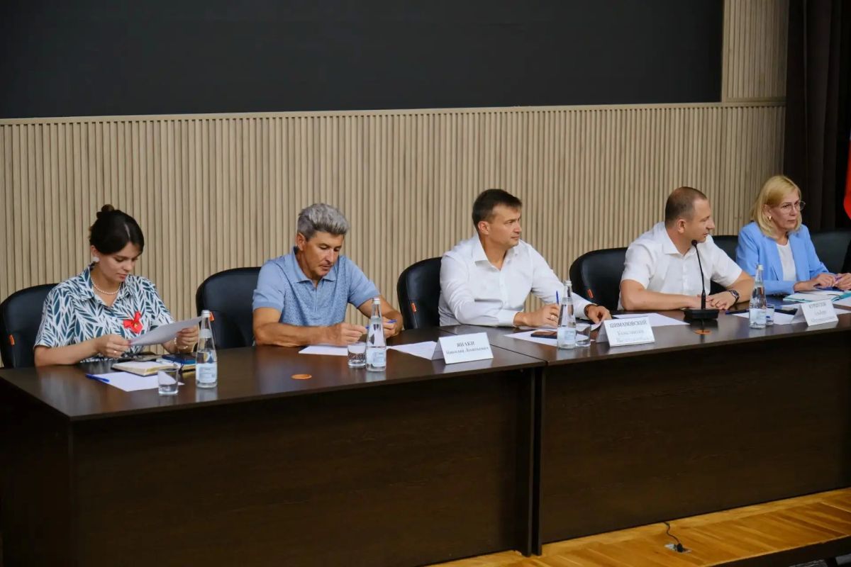 Под руководством заместителя Председателя Совета министров Республики Крым — министра внутренней политики, информации и связи, курирующего Ялту, Альберта Куршутова и председателя Ялтинского городского совета Константина...