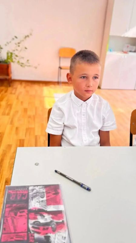 Дорогие друзья!. Министерство юстиции Республики Крым поздравляет всех вас с Днем знаний! Сегодня особенный день не только для школьников, но и для каждого из нас Дорогие друзья!. Министерство юстиции Республики Крым поздравляет всех вас с Днем знаний! Сегодня особенный день не только для школьников, но и для каждого из нас