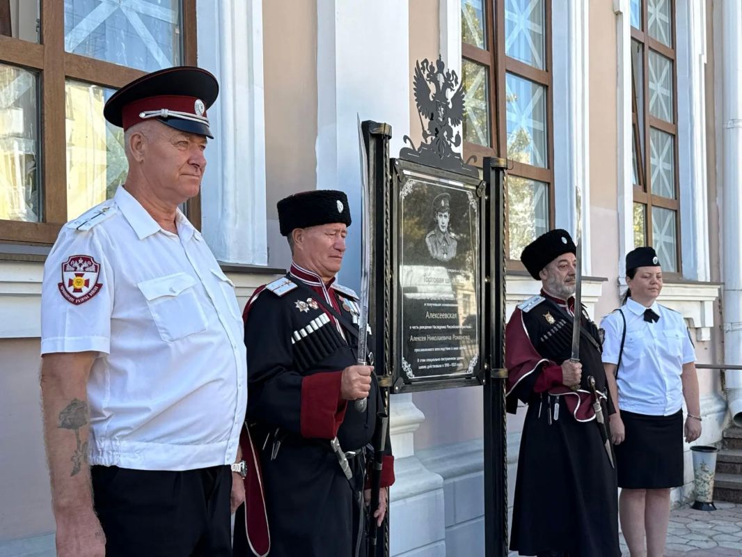 В Керчи открыли мемориальную доску на фасаде школы № 9 имени Героя Советского Союза С. А. Борзенко. Она посвящена Алексеевской торговой школе — учебному заведению, с которого началась история этого здания В Керчи открыли мемориальную доску на фасаде школы № 9 имени Героя Советского Союза С. А. Борзенко. Она посвящена Алексеевской торговой школе — учебному заведению, с которого началась история этого здания